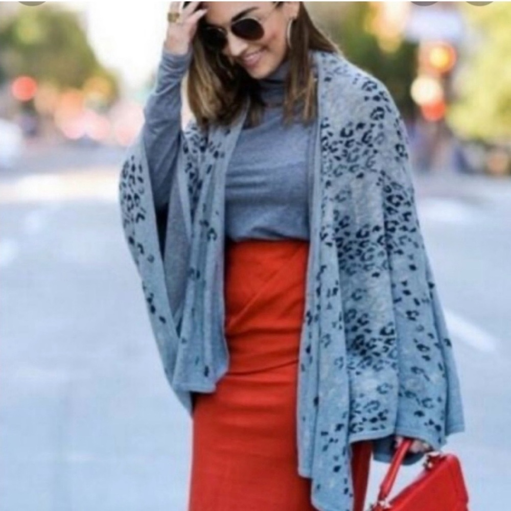 Cabi GiGi Animal Print Knit Layering Wrap Gray Leopard Cape 3115 Womens OS - Picture 11 of 13